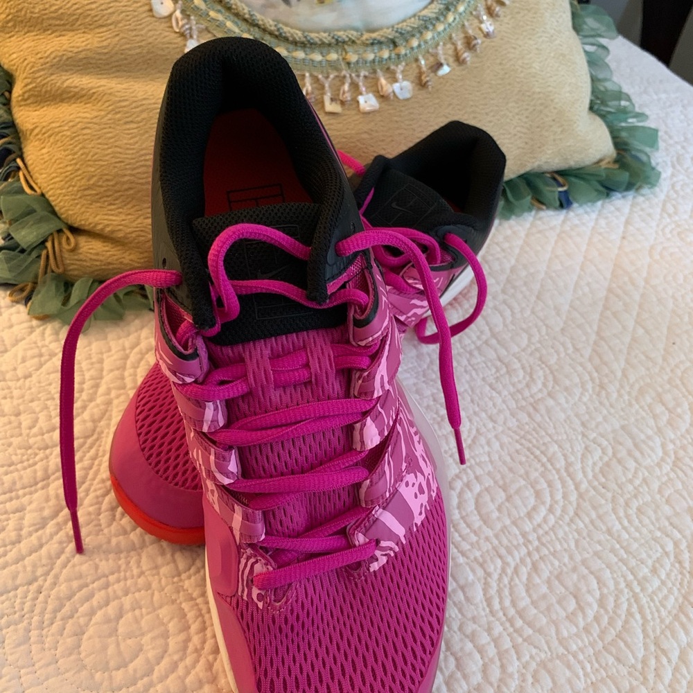 Nike Women's Tennis Court Shoes 10 - fits like 9.5